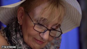 סרטי סקס 21Sextreme Horny Granny Gets Nailed During Work Break
