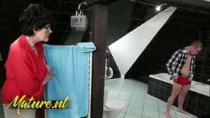 סרטי סקס 60 Year Old Step-Granny Spying On Her Virgin Stepson & Surprises Him