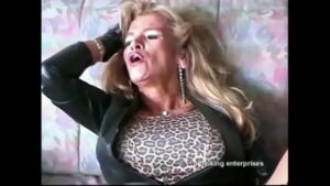 סרטי סקס Bigboobed Traudl Caff gets merciless fucked by machine in pussy and ass