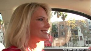 סרטי סקס Blonde soccer milf takes cumshot