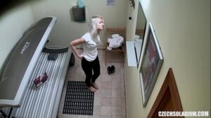 סרטי סקס Blonde Teen Cought on Hidden Cam in Public Solarium