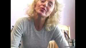 סרטי סקס Busty mature rides cock