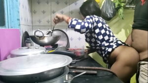 סרטי סקס गाव से आही मेड को कुछ पत्ता नही था तो मालिक ने उसी का फायदा उटाया और मेड को चोद दिया(हिन्दी क्लीयर ऑडियो)