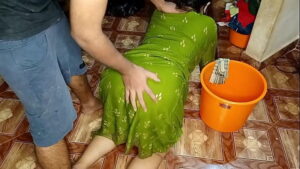 סרטי סקס रसोई का काम कर रही नौकरानी को स्टैंड पर घोड़ी बनाकर चोदा XXX Maid Sex आवाज हिंदी में
