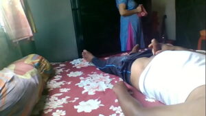 סרטי סקס Flashing on real Indian maid with twist