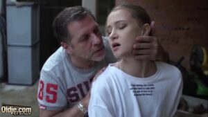 סרטי סקס Guy fucks sweet teen pussy hardcore and fingers her during sex