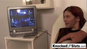 סרטי סקס Knocked up redhead sucks and fucks in the doctor's office