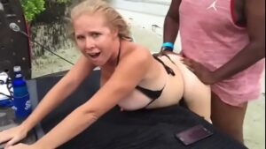 סרטי סקס Madura en la playa mientras esposo filma