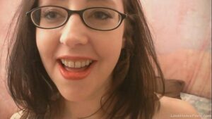 סרטי סקס Nerdy amateur brunette gets down and dirty