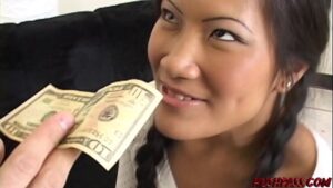 סרטי סקס Petite Asian sucks massive dick and rides it for money