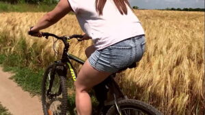סרטי סקס Ride bicycles to nature and I fucked her doggy style