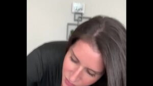 סרטי סקס Sexy wife gives blowjob