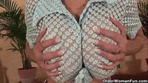 סרטי סקס Soccer mom with big boobs works her mature pussy with dildo