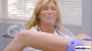 סרטי סקס Unaware doctor gets squirted in her face